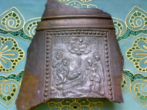 сохранившийся осколок от колокола